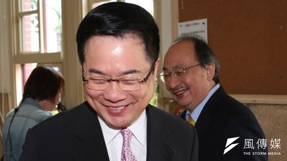 國民黨立委蔡正元出任連勝文陣營執行總幹事後,展開一連串「安內攘外」的計劃,除了整合內部組織的陸軍戰法外,也整軍要對外開戰。(余志偉攝) 國民黨立委蔡正元出任連勝文陣營執行總幹事後,展開一連串「安內攘外」的計劃,除了整合內部組織的陸軍戰法外,也整軍要對外開戰。(余志偉攝)