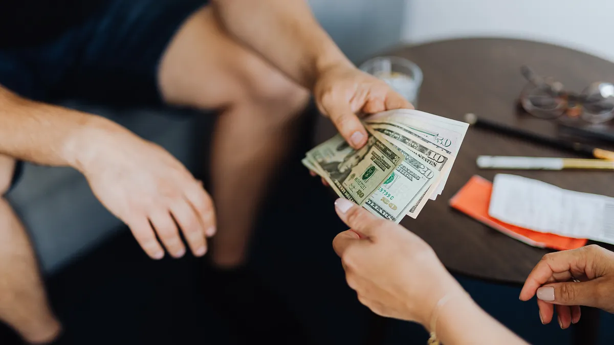 不論你是受薪族,還是社會成功人士,在落難的時候,並非所有朋友都會熱心幫助你度過難關。(示意圖 / 取自Pexels) 不論你是受薪族,還是社會成功人士,在落難的時候,並非所有朋友都會熱心幫助你度過難關。(示意圖 / 取自Pexels)