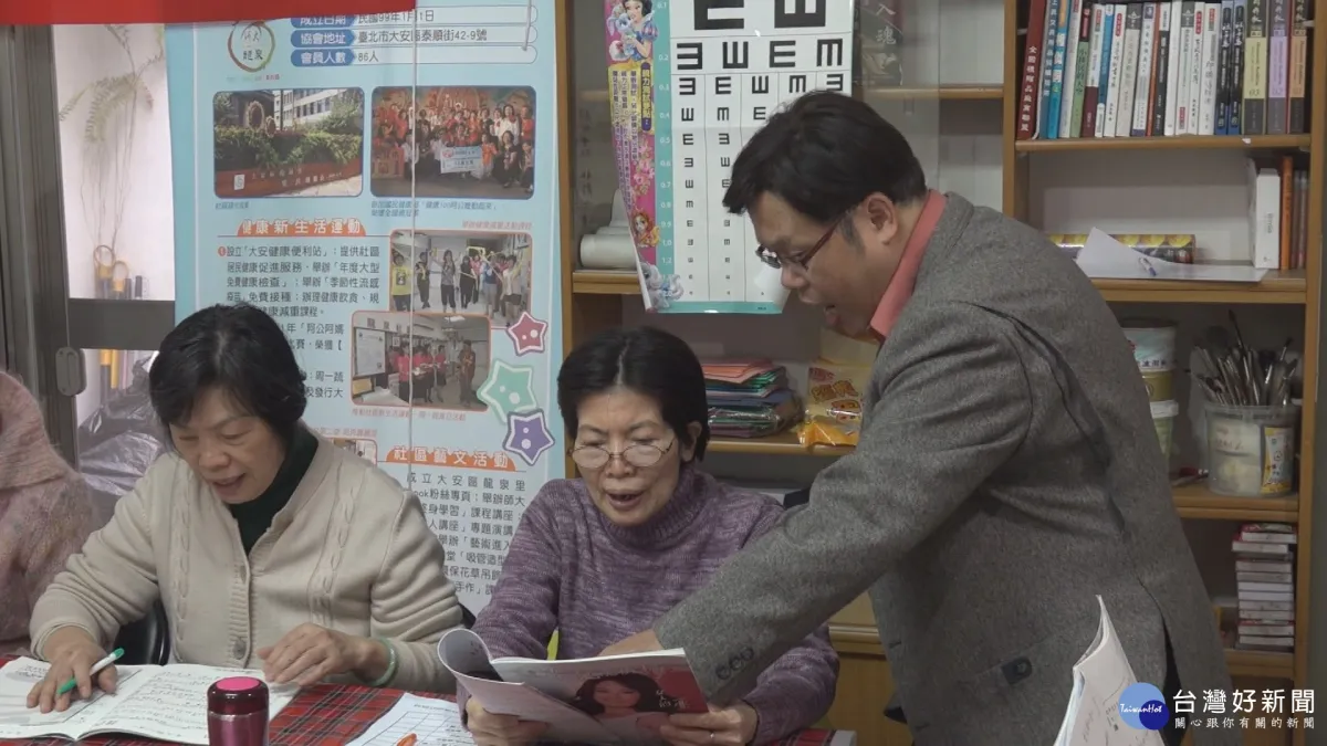龍泉里歌唱班 透過臉書直播教唱國台語歌曲