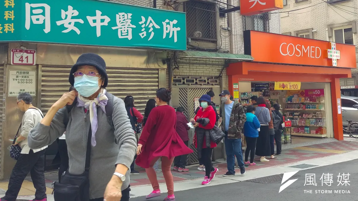 連日來,民眾排隊購買口罩,依然一罩難求,口罩也從一人每天三片大幅縮減為一周每人限購兩片。(顏麟宇攝)