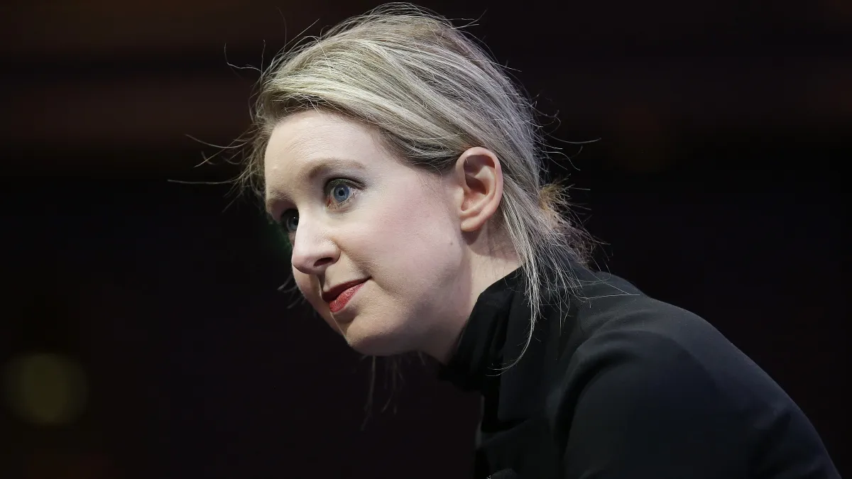 2021年9月,美國矽谷(Silicon Valley)頭號詐欺犯、Theranos生技公司創辦人霍姆斯(Elizabeth Holmes)受審(AP)