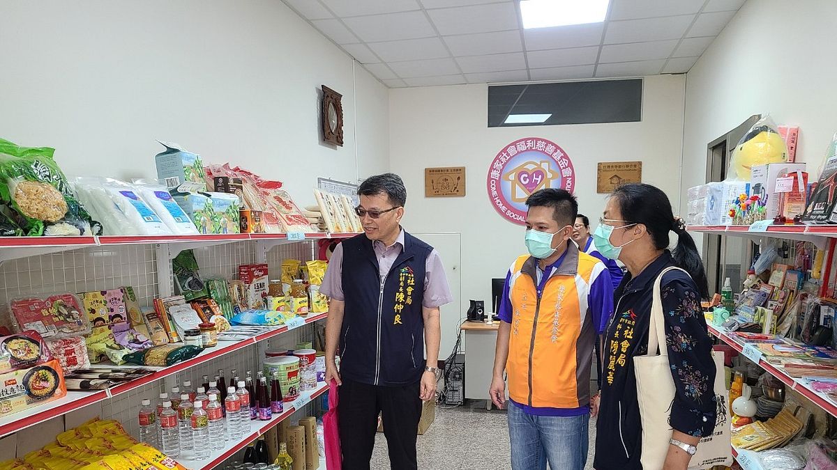 臺中市16家愛心食物銀行聯盟店揭牌,定期募集食物包,提供物資給社區弱勢家庭。(圖/台中市政府提供) 臺中市16家愛心食物銀行聯盟店揭牌,定期募集食物包,提供物資給社區弱勢家庭。(圖/台中市政府提供)