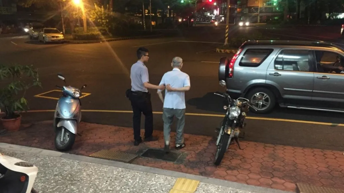 騎車百里尋家竟人事已非 老翁情緒低落當場昏厥