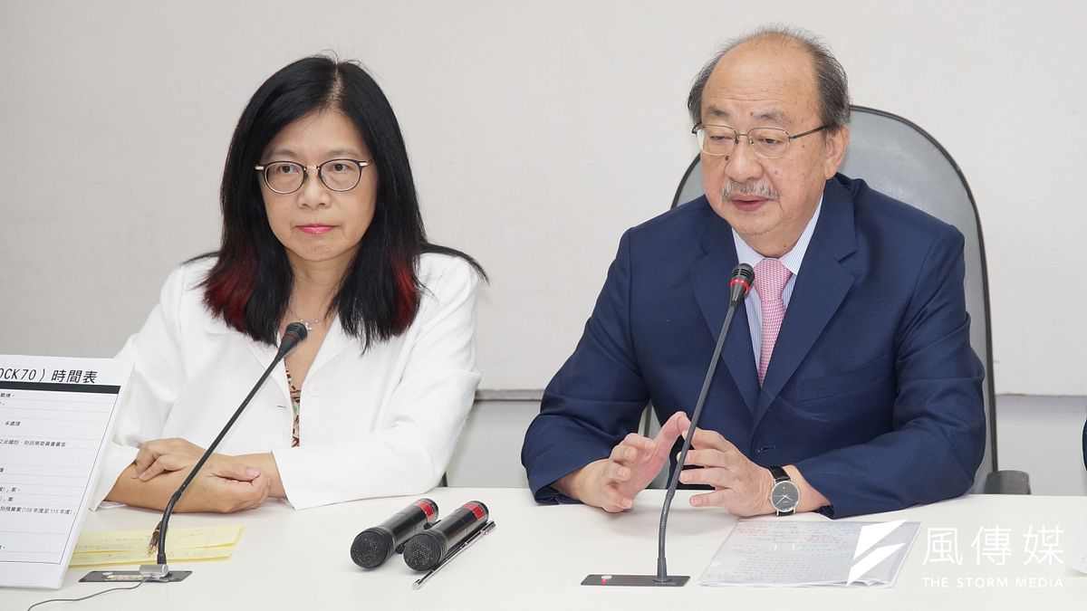 針對國民黨立委陳宜民揮掉女警帽子一事,民進黨團幹事長管碧玲(左)7日表示,黨團將提案,送交紀律委員會處理。(資料照,盧逸峰攝) 針對國民黨立委陳宜民揮掉女警帽子一事,民進黨團幹事長管碧玲(左)7日表示,黨團將提案,送交紀律委員會處理。(資料照,盧逸峰攝)