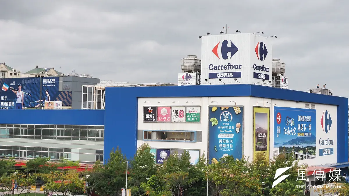 明明罰不怕,難道罰款只是大型企業的「經營成本」嗎? 尊嚴勞動修法聯盟近期揭曉 2025 年企業違規排行榜,保險龍頭南山人壽以 581 萬元罰金奪冠,長榮與華航緊隨其後,光是前 3 名罰金就衝破千萬;令人意外的是,護國神山台積電與量販大廠家樂福也紛紛上榜,而光是運輸業就佔了 5 席。數據反映「不給加班費」與「隱匿出勤紀錄」可能已成部分行業的常態,勞團對此強力呼籲修法,建議不僅要把罰鍰上限調高至 300 萬元,還主張讓愛違規的老闆去「上勞動講習課」。(資料照/林瑞慶攝)