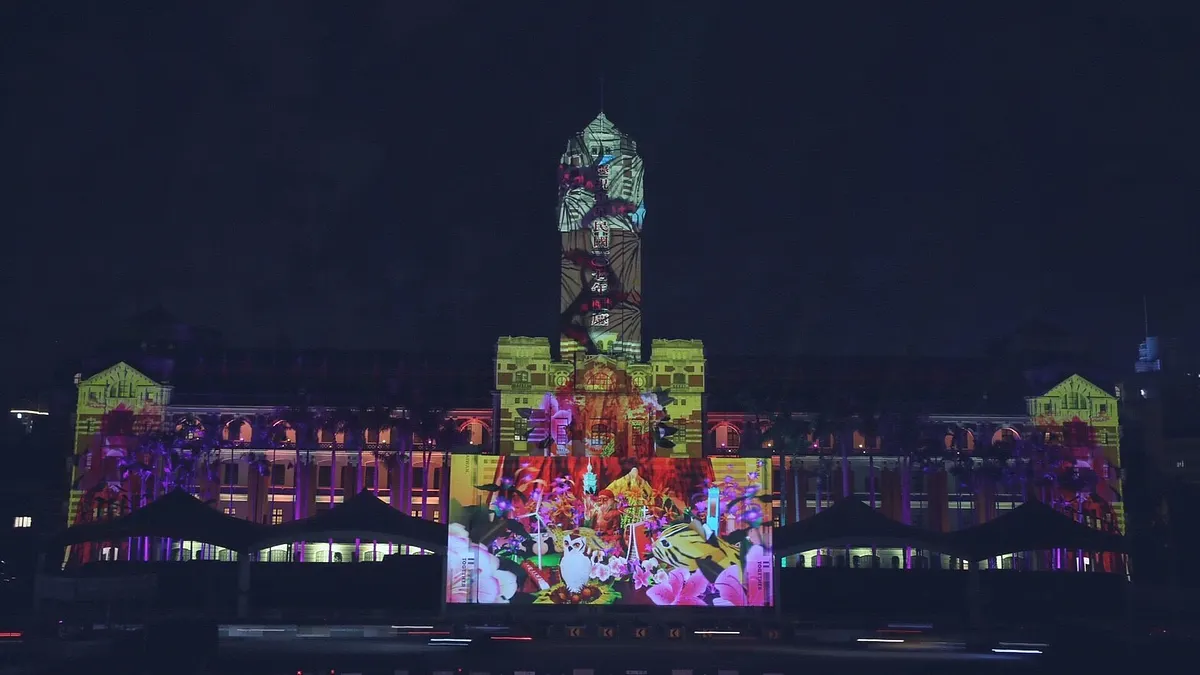 國慶系列活動「Taiwan共好-中華民國107年國慶.總統府建築光雕展演」於5日晚間開始,一連6天在總統府絢爛登場 。(中華文化總會提供)