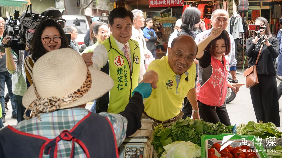 民進黨由立委為主的12位區督導執行多場「客廳會」,希望最後關頭能催出支持者投票。圖為民進黨新北市長候選人蘇貞昌在市場掃街。(資料照,甘岱民攝) 民進黨由立委為主的12位區督導執行多場「客廳會」,希望最後關頭能催出支持者投票。圖為民進黨新北市長候選人蘇貞昌在市場掃街。(資料照,甘岱民攝)