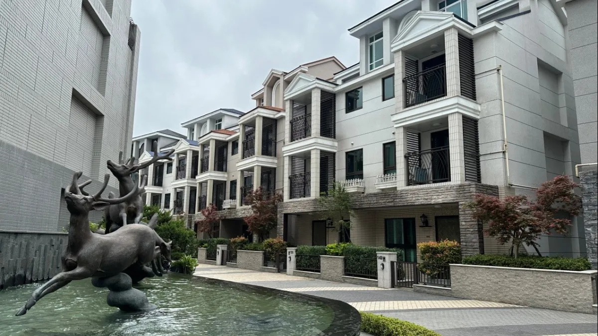 換屋族賣掉北市舊公寓,可以無痛換淡水市心的百坪電梯別墅。(圖 風傳媒攝)