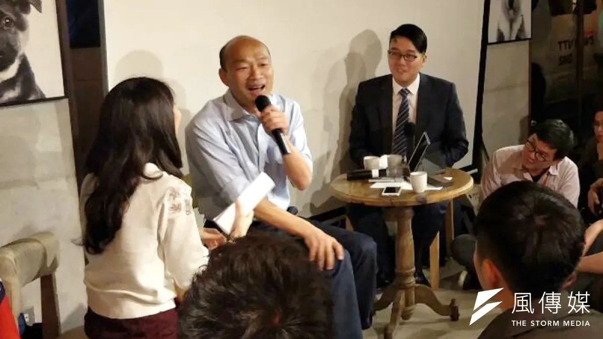 國民黨高雄市長候選人韓國瑜(中)認為,自己比較像金庸筆下的令狐沖,「愛喝酒、愛交朋友」。(周怡孜攝)