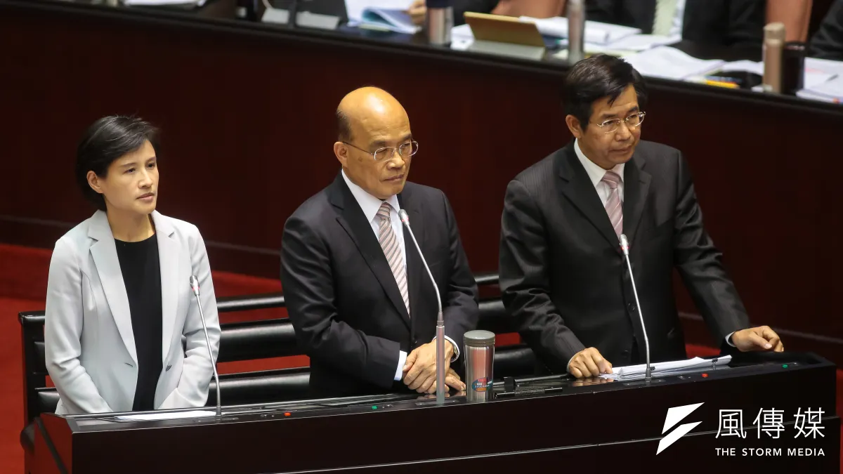 民進黨23日再度召開中執會,並於會中確定通過不分區提名小組的名單。文化部長鄭麗君(左)、行政院長蘇貞昌(中)都名列其中。(資料照,顏麟宇攝)