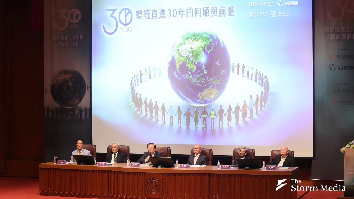 James Soong, Su Yung-chin, Tien Hung-mao, Huang Huang-hsiung, Cheng Tun-jen, and Hsu Hsin-liang at the TSPF's symposium on Taiwan's 30-year presidential election milestone. (Photo: Ko Cheng-hui)