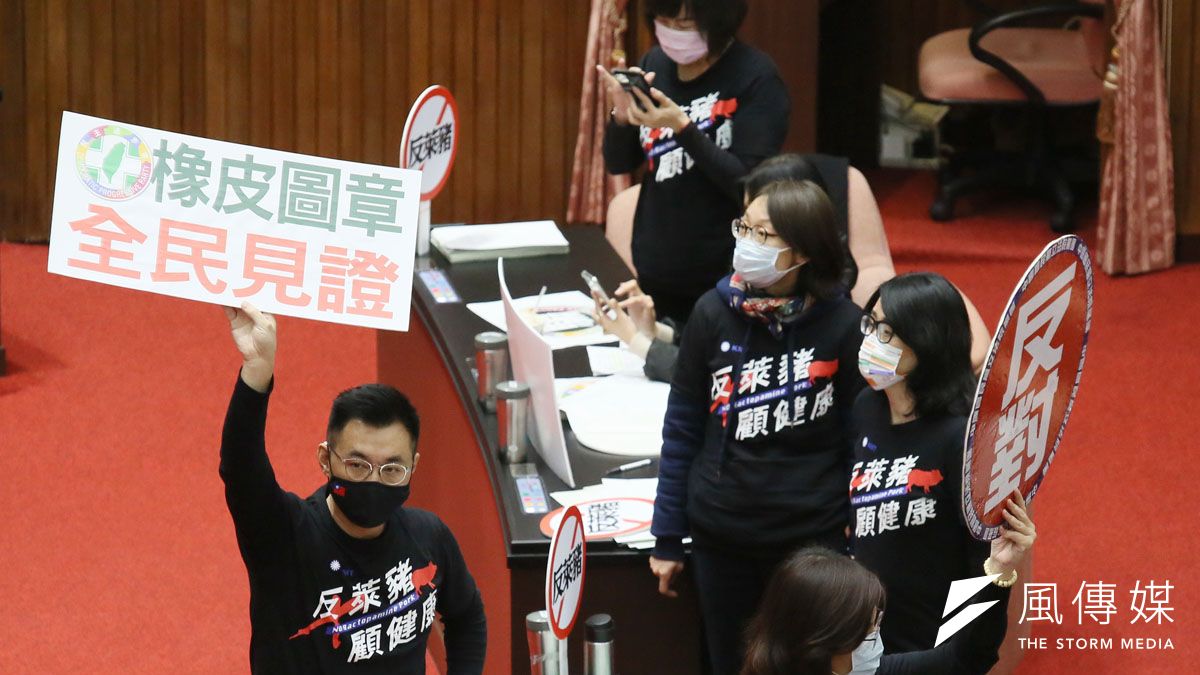 在民意與美方壓力下,江啟臣(左)等藍營親美派成了處境艱困的夾心餅乾。(柯承惠攝) 在民意與美方壓力下,江啟臣(左)等藍營親美派成了處境艱困的夾心餅乾。(柯承惠攝)