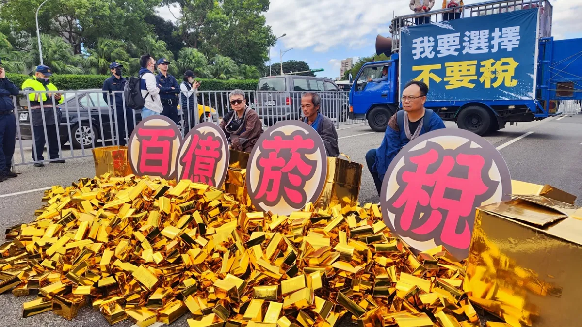 公民記者指出,罷免立委可以一周內成案,但修法通過可依法上市的加熱菸,卻拖了兩年還卡關健康風險評估審查未果,質疑依法行政的準則已經失效。(圖/翻攝自加熱菸支持者臉書)