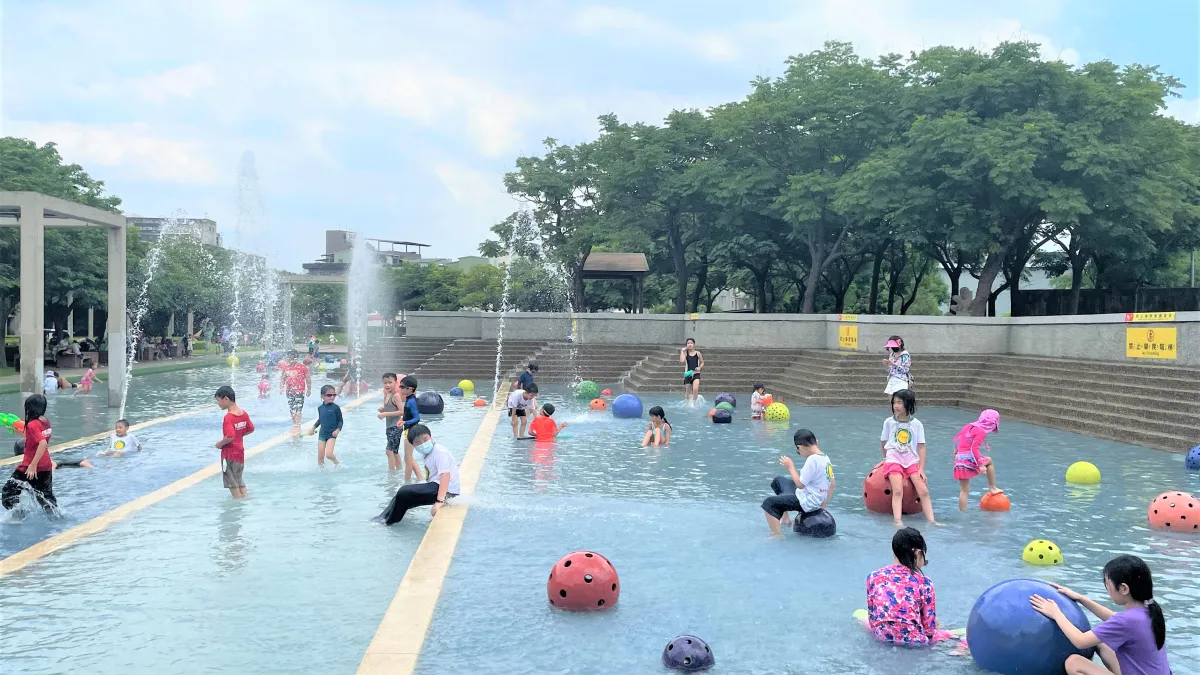 陶博館陶瓷藝術園區的戲水池即日起解封,免費開放至10月。開放時間為每週三至週日上午9時30分至17時,假日則延長至18時,戲水池每週一及週二定期清潔保養不開放使用。(圖/新北市府提供)