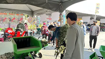2023熱帶農業博覽會展示多項新型農用省工及減碳機具設備。(圖/屏東縣政府農業處提供)