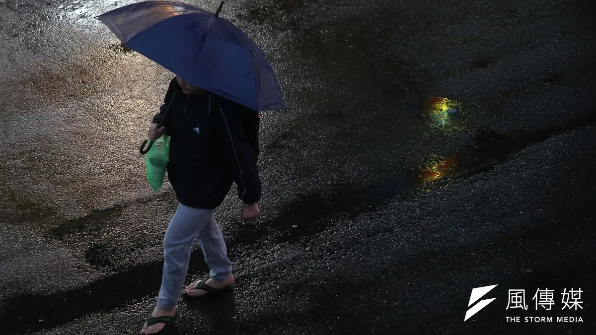 中央氣象局表示,今明2天水氣較昨天增加,中部以北及東半部將有陣雨,中部以北降雨時間較長,南部也會有局部短暫陣雨,山區則有可能出現局部大雨。(楊子磊攝)