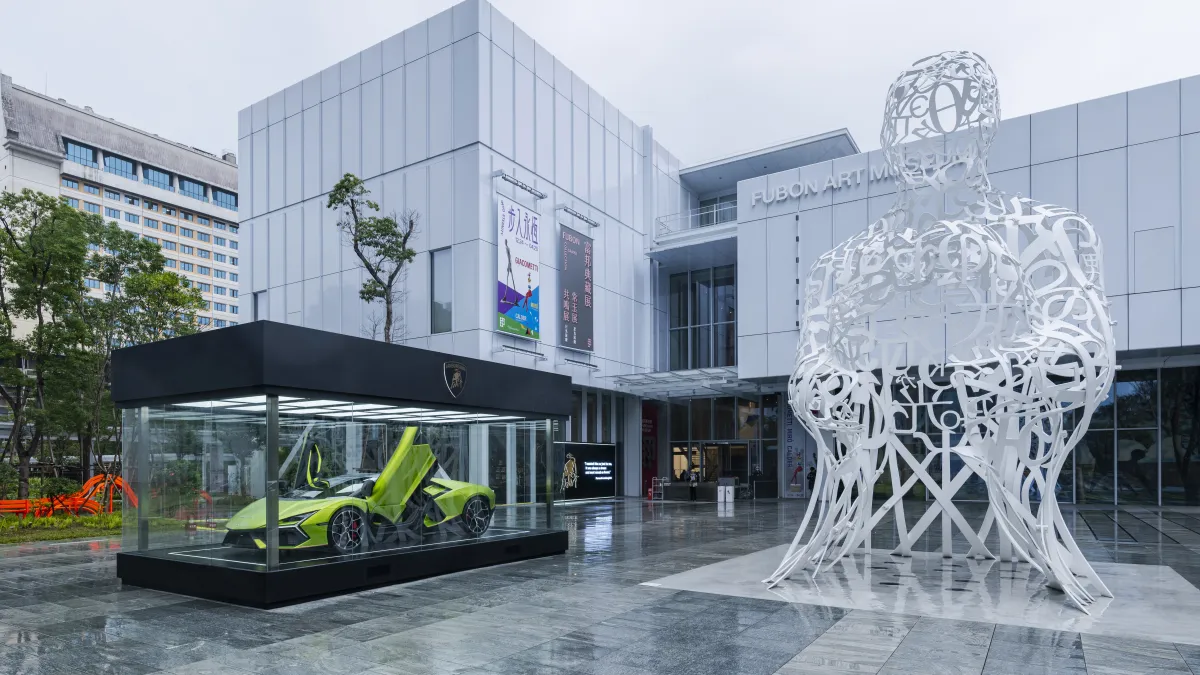 Lamborghini台灣總代理嘉鎷興業於27日至29日,在台北信義區富邦美術館附屬商業棟舉辦「蠻牛犇擎盛典」,首度集結品牌全車系混合動力陣容。(嘉鎷興業提供)