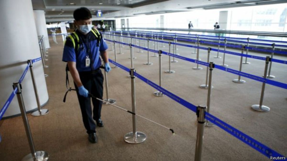 由於中東呼吸綜合症減少前往韓國的需求,中國多間航空公司已減少飛往韓國的航班班次(圖為韓國仁川國際機場工作人員在機場消毒)。 由於中東呼吸綜合症減少前往韓國的需求,中國多間航空公司已減少飛往韓國的航班班次(圖為韓國仁川國際機場工作人員在機場消毒)。