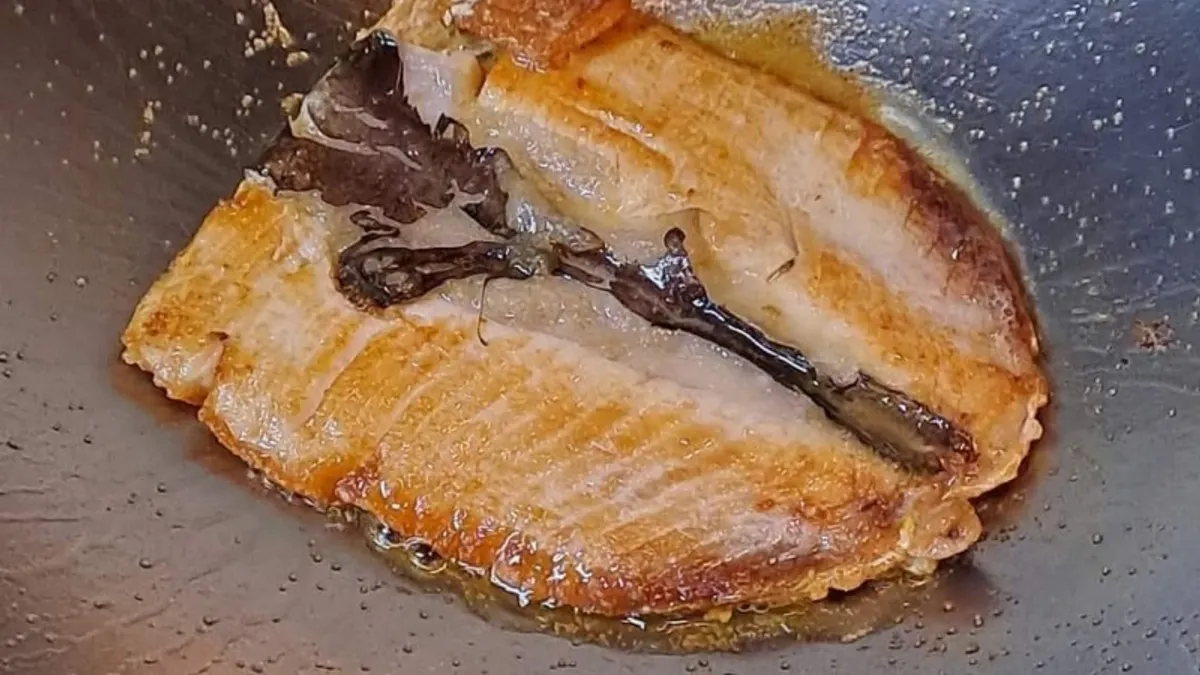 虱目魚別只會抹麵粉乾煎!主婦教1招「鹹香下飯不油爆」。(圖/翻攝自我愛全聯-好物老實説) 虱目魚別只會抹麵粉乾煎!主婦教1招「鹹香下飯不油爆」。(圖/翻攝自我愛全聯-好物老實説)