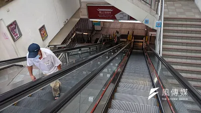 因應新冠肺炎疫情三級警戒,北市萬華龍山寺地下街攤商仍持續停業。(資料照,顏麟宇攝)