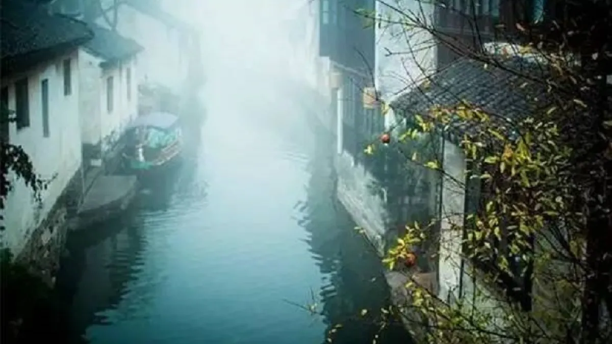 徐彬彬江蘇宜興人,除了精通戲曲之外,另一強項就是歷史了。自三十年代開始,他就一直在天津《大公報》主持副刊。主要在《凌霄隨筆》與《凌霄漢閣筆記》等專欄中寫些文史短文。」