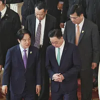 頼清徳総統(前列中央)と国家安全会議の呉釗燮秘書長(前列右)の側にスパイがいる事態が発生した。(写真/柯承惠撮影) 頼清徳総統(前列中央)と国家安全会議の呉釗燮秘書長(前列右)の側にスパイがいる事態が発生した。(写真/柯承惠撮影)
