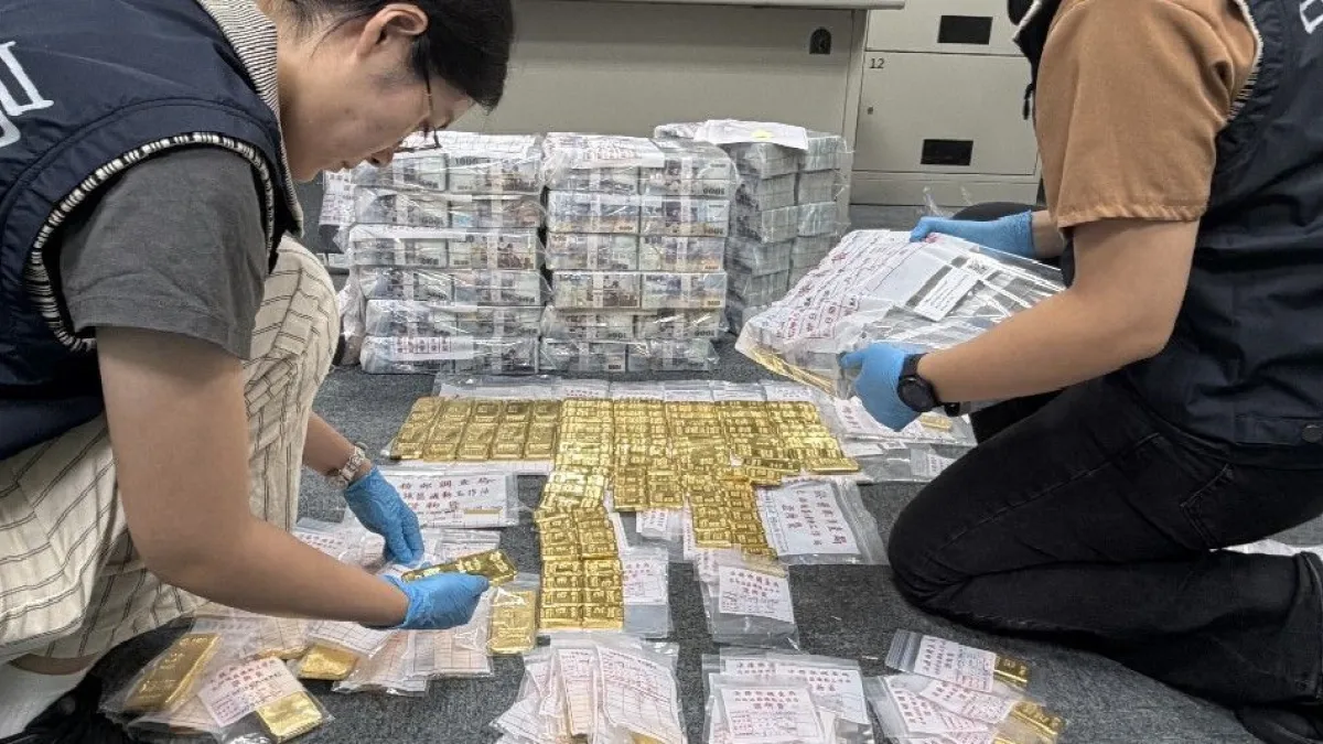 調查局偵破知名律師勾結宗教大師詐騙慈濟購買10億元疫苗,得手後利用黃金洗錢,辦案人員查扣158公斤黃金條,市值逾6億元。(調查局提供)