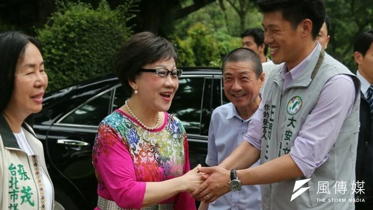 前副總統呂秀蓮宣布退出民進黨內初選活動,但鼓勵其它參選人要「有骨氣」。(余志偉攝) 前副總統呂秀蓮宣布退出民進黨內初選活動,但鼓勵其它參選人要「有骨氣」。(余志偉攝)