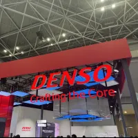 デンソーの2027年3月期第1四半期決算は、電動化需要や円安で増収となったものの、原材料高や投資負担が響き営業利益は21.5%減の842億円となった。(写真/風傳媒撮影) デンソーの2027年3月期第1四半期決算は、電動化需要や円安で増収となったものの、原材料高や投資負担が響き営業利益は21.5%減の842億円となった。(写真/風傳媒撮影)