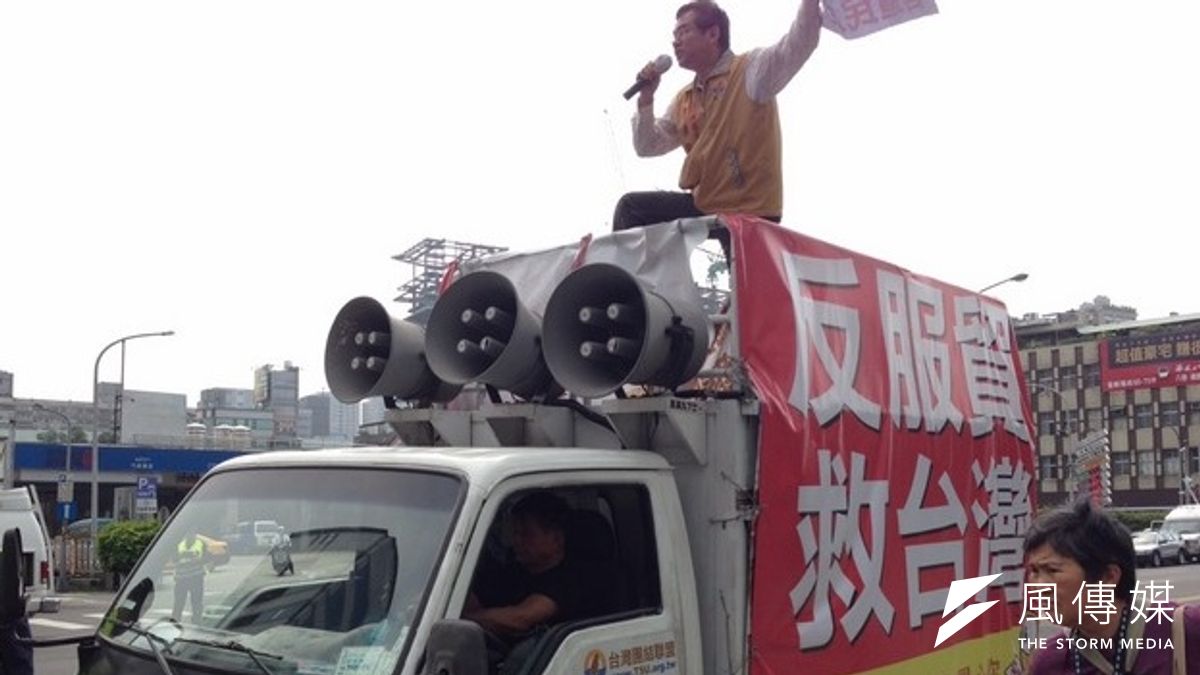 台聯黨動員十多人到國民黨中央黨部外抗議,反對服貿協議包裹表決。(羅暐智攝) 台聯黨動員十多人到國民黨中央黨部外抗議,反對服貿協議包裹表決。(羅暐智攝)