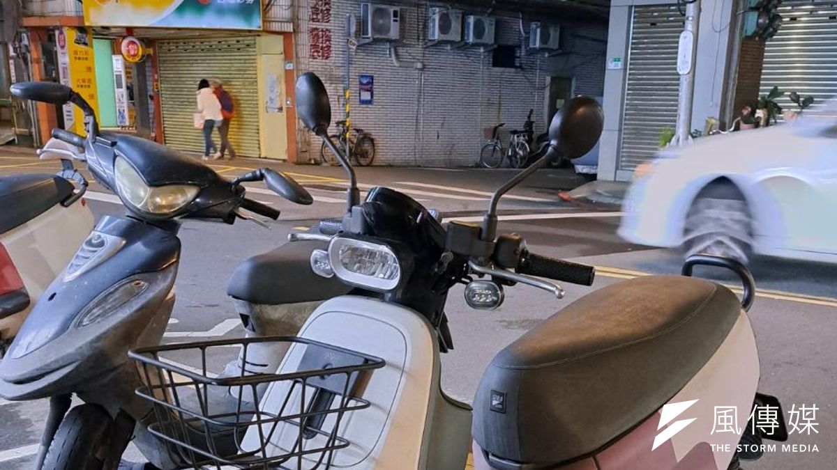 網友透露,自己停放在路邊停車的機車,因為被施工人員硬拉到紅線上,結果被警察罰款3000元。(資料照/陳乃慈攝) 網友透露,自己停放在路邊停車的機車,因為被施工人員硬拉到紅線上,結果被警察罰款3000元。(資料照/陳乃慈攝)