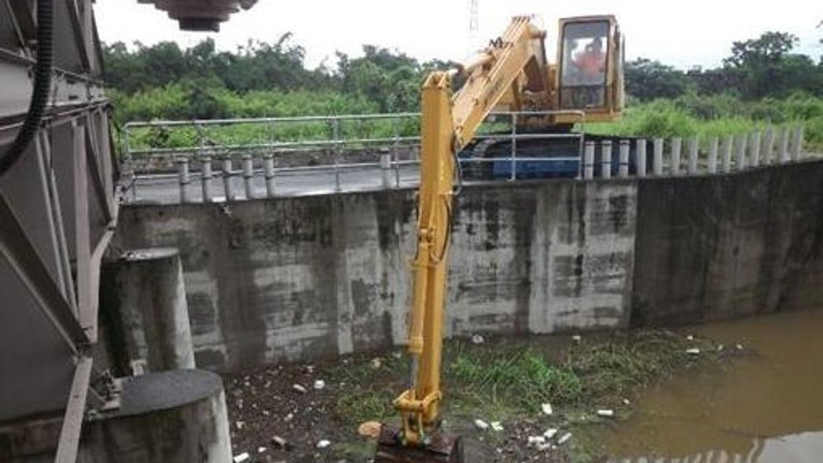 不僅要防範颱風侵襲,西南氣流或熱帶性低氣壓帶來局部地區短時間的強烈降雨,當超過排水系統負荷能量時容易造成短暫積淹水情形。(圖/徐炳文攝) 不僅要防範颱風侵襲,西南氣流或熱帶性低氣壓帶來局部地區短時間的強烈降雨,當超過排水系統負荷能量時容易造成短暫積淹水情形。(圖/徐炳文攝)