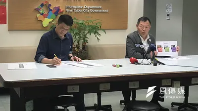 新北市新聞局長張其強(左)與衛生局長林奇宏9日共同主持新北解除本土登革熱疫情警報記者會,強調登革熱防治工作不分南北,全年無休,持續落實「巡、倒、清、刷」才是預防登革熱的唯一法寶。(圖/李梅瑛攝)