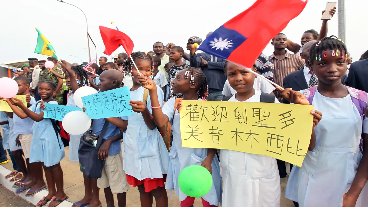中華民國還有多少邦交國,台灣真的在意嗎?圖為前絖馬英九103年1月25日出訪聖多美普林西比民主共和國。(總統府)