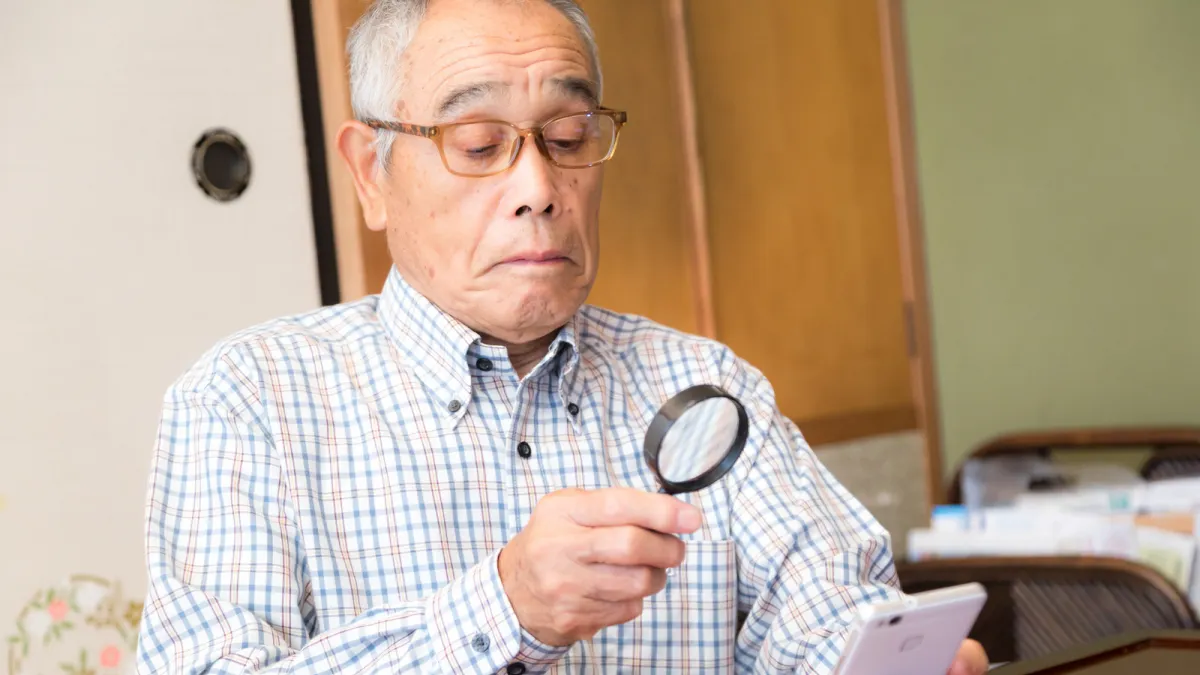 銀髮族使用智慧型手機(圖/PAKUTASO) 銀髮族使用智慧型手機(圖/PAKUTASO)