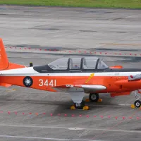 近年、台湾空軍では航空事故が相次いでおり、今回のT-34練習機墜落事故を受け、導入から40年以上が経過した老朽機をなぜ運用し続けているのか、軍に対する疑問の声が上がっている。写真はイメージで、記事中の事故とは関係ありません。(資料写真、顔麟宇撮影) 近年、台湾空軍では航空事故が相次いでおり、今回のT-34練習機墜落事故を受け、導入から40年以上が経過した老朽機をなぜ運用し続けているのか、軍に対する疑問の声が上がっている。写真はイメージで、記事中の事故とは関係ありません。(資料写真、顔麟宇撮影)