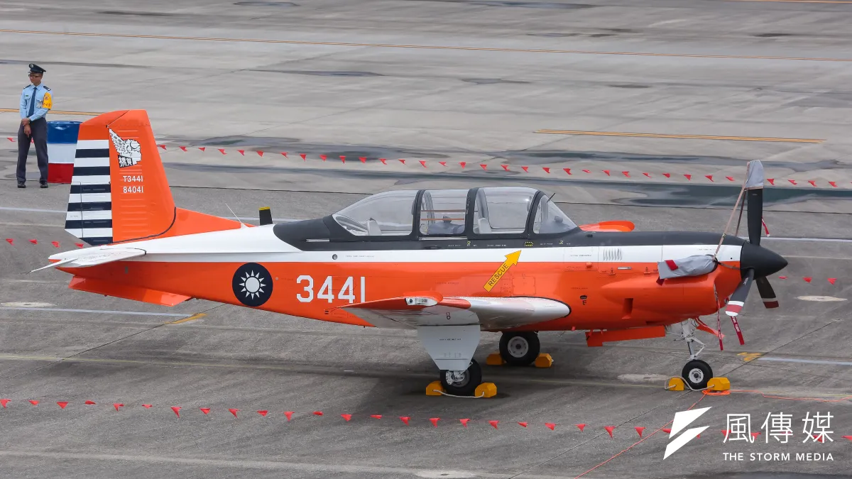 空軍近年飛安事故頻傳,此次T-34教練機墜毀事件,引發外界質疑為何軍方堅持使用服役40年的老飛機。示意圖,與新聞個案無關。(資料照,顏麟宇攝)