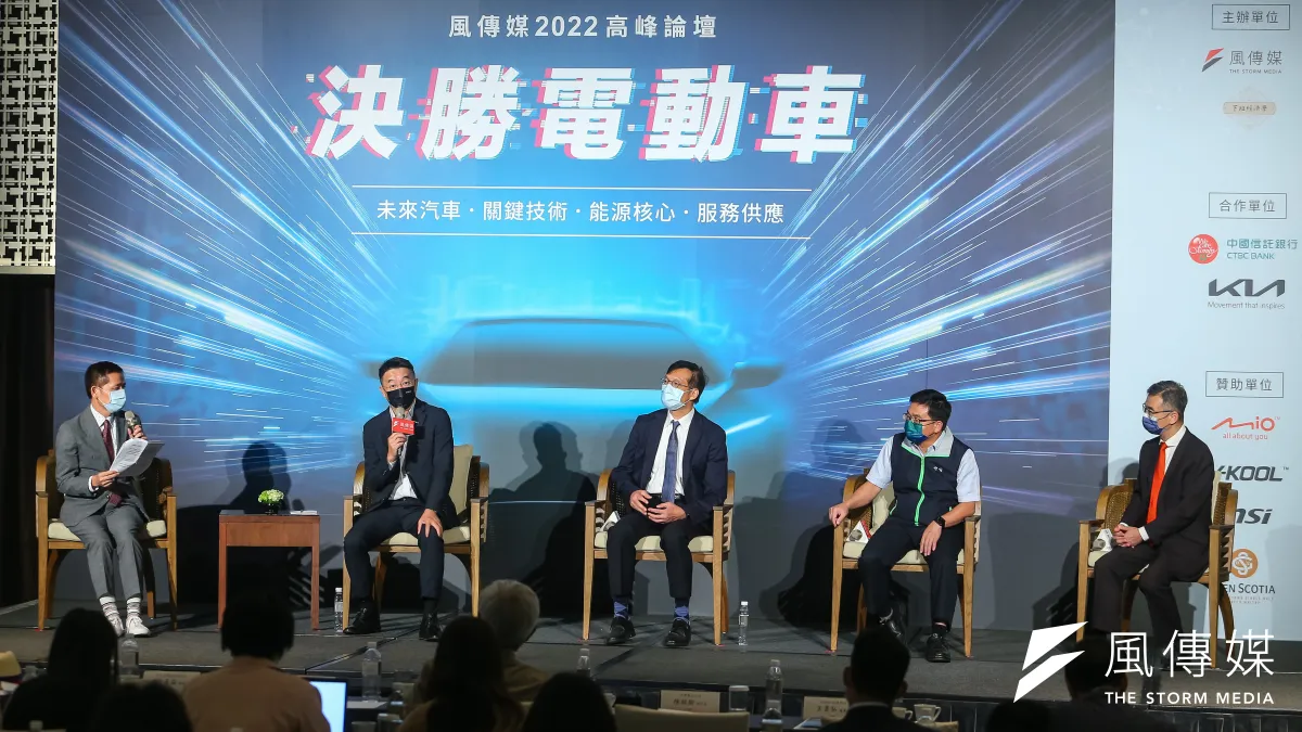 風傳媒舉辦決勝電動車高峰論壇,問答由社長王學呈(左起)主持、Kia台灣森那美起亞總裁李昌益、和碩聯合科技資深副總經理黃中于、台電配售電事業部副總經理陳銘樹、Noodoe拓連科技董事長王景弘對談。(顏麟宇攝)