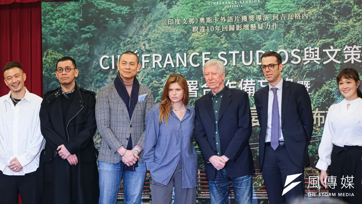 2025年2月24日,《謎宴》法國導演何吉瓦格內(右三),、女主角茱莉亞德(左四)、名廚江振誠(左三)、法國在台協會主任龍燁(右二)、文策院董事長蔡嘉駿(左二)出席該電影發佈記者會。(劉偉宏攝)