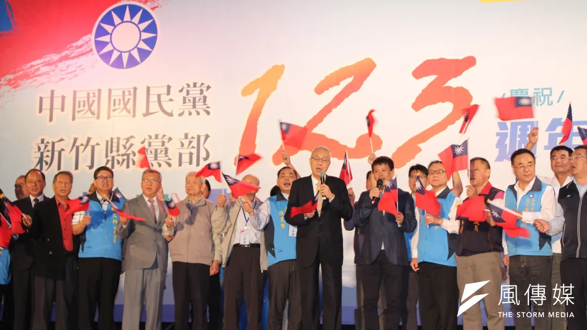 中國國民黨主席吳敦義12日出席新竹縣「黨員回娘家」黨慶活動,受到上萬名黨員熱情歡迎。(圖/方詠騰攝)