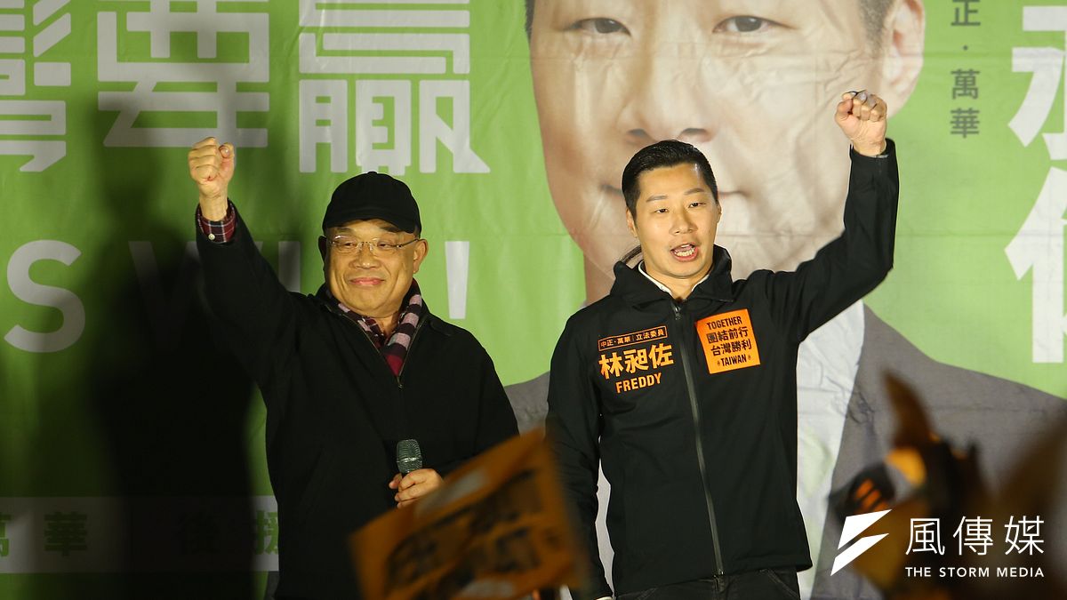 行政院長蘇貞昌(左)生病之後首度為立委候選人站台,就選擇力挺林昶佐(右)。(顏麟宇攝) 行政院長蘇貞昌(左)生病之後首度為立委候選人站台,就選擇力挺林昶佐(右)。(顏麟宇攝)