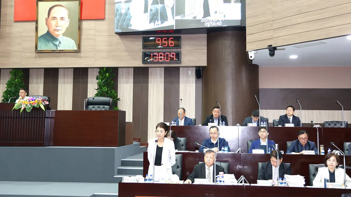 中央大砍一般性補助、計畫型補助,議會總質詢縣議員憂心影響社福支出;縣長許淑華堅定宣示:縣府負擔老人長輩健保費最快明年3、4月實施。(圖/南投縣政府) 中央大砍一般性補助、計畫型補助,議會總質詢縣議員憂心影響社福支出;縣長許淑華堅定宣示:縣府負擔老人長輩健保費最快明年3、4月實施。(圖/南投縣政府)