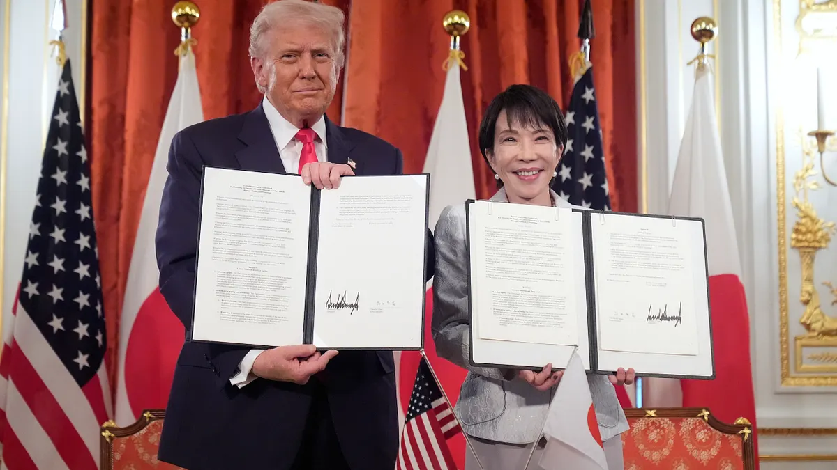 2025年10月28日、アメリカのドナルド・トランプ大統領と高市早苗首相が、東京・迎賓館赤坂離宮で署名式を行った。(AP通信) 2025年10月28日、アメリカのドナルド・トランプ大統領と高市早苗首相が、東京・迎賓館赤坂離宮で署名式を行った。(AP通信)