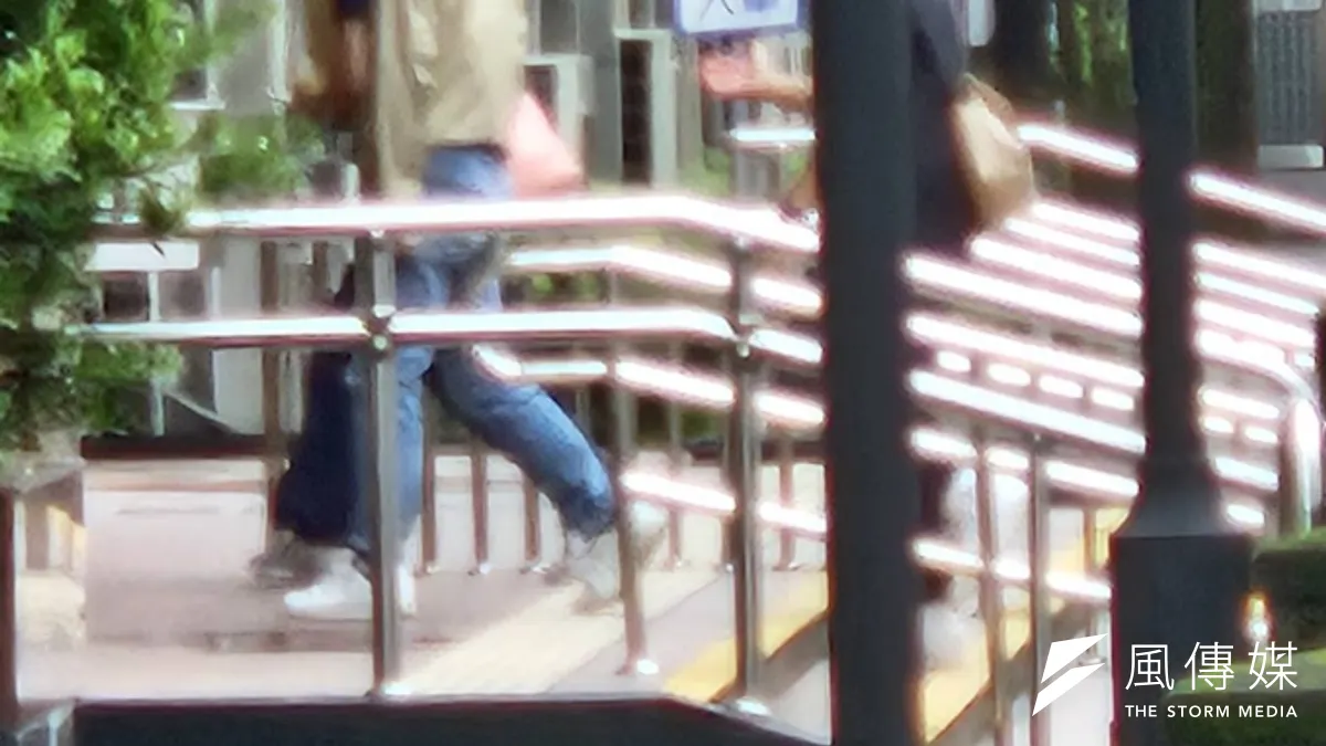 TSMC漏えい事件に日系企業が関与、裏切るのは常に同盟国。写真は、TSMCの2ナノメートルチップ案件に関与したとされる陳容疑者(浅色の上着)を台北市博愛路の台湾高等検察署に送致する様子。(写真/林益民撮影) TSMC漏えい事件に日系企業が関与、裏切るのは常に同盟国。写真は、TSMCの2ナノメートルチップ案件に関与したとされる陳容疑者(浅色の上着)を台北市博愛路の台湾高等検察署に送致する様子。(写真/林益民撮影)