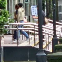 TSMC漏えい事件に日系企業が関与、裏切るのは常に同盟国。写真は、TSMCの2ナノメートルチップ案件に関与したとされる陳容疑者(浅色の上着)を台北市博愛路の台湾高等検察署に送致する様子。(写真/林益民撮影) TSMC漏えい事件に日系企業が関与、裏切るのは常に同盟国。写真は、TSMCの2ナノメートルチップ案件に関与したとされる陳容疑者(浅色の上着)を台北市博愛路の台湾高等検察署に送致する様子。(写真/林益民撮影)