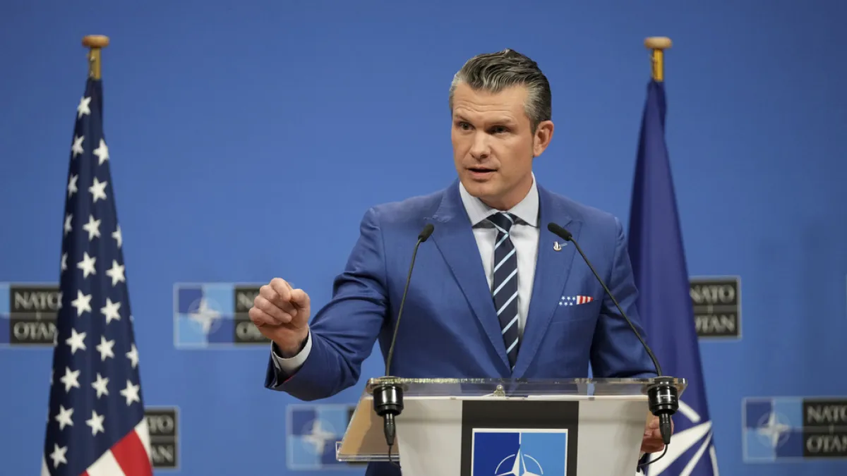 2025年2月13日。美國國防部長赫格塞斯(Pete Hegseth)出席在布魯塞爾北約總部舉行北約國防部長會議後,於記者會上發言。(AP)