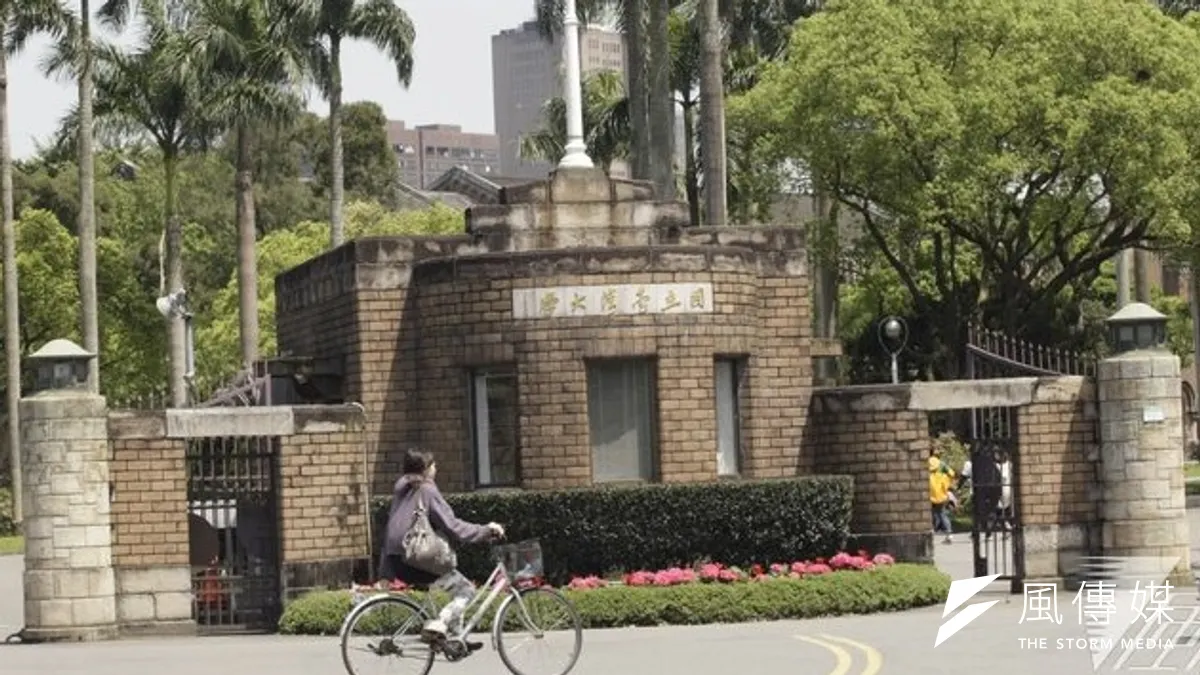 台大校務會議撤回警察進入校園要點,網路上一片叫好聲;但有人認為此要點是要規範校長的權利,為台大的自主精神著想反而應該重啟此案。(資料照片,吳逸驊攝) 台大校務會議撤回警察進入校園要點,網路上一片叫好聲;但有人認為此要點是要規範校長的權利,為台大的自主精神著想反而應該重啟此案。(資料照片,吳逸驊攝)