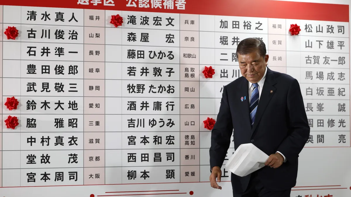 2025年7月20日當晚,自民黨總裁、日本首相石破茂在總部觀看開票。(美聯社)
