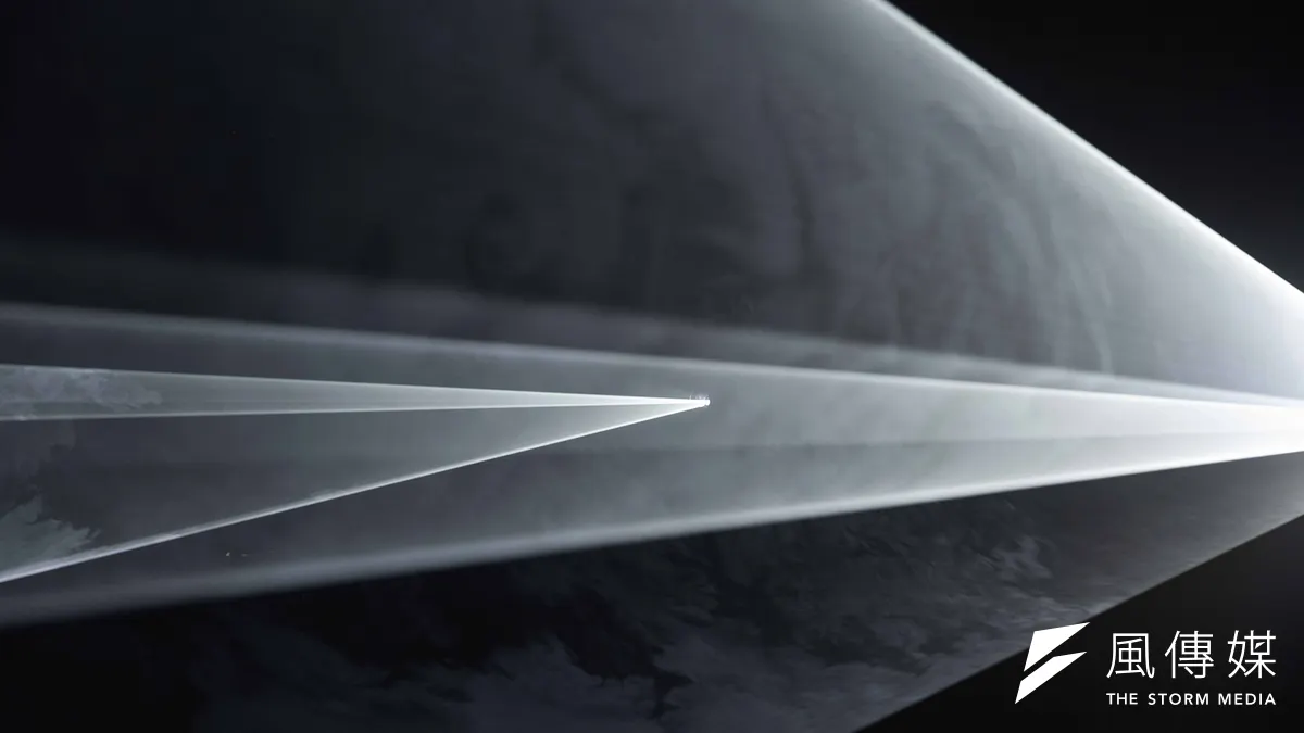 「光之雕塑家」安東尼・麥考爾(Anthony McCall)首度在台個展「在光中遇見你」(Meeting You Halfway)7月26於富邦美術館開展。(富邦美術館提供)