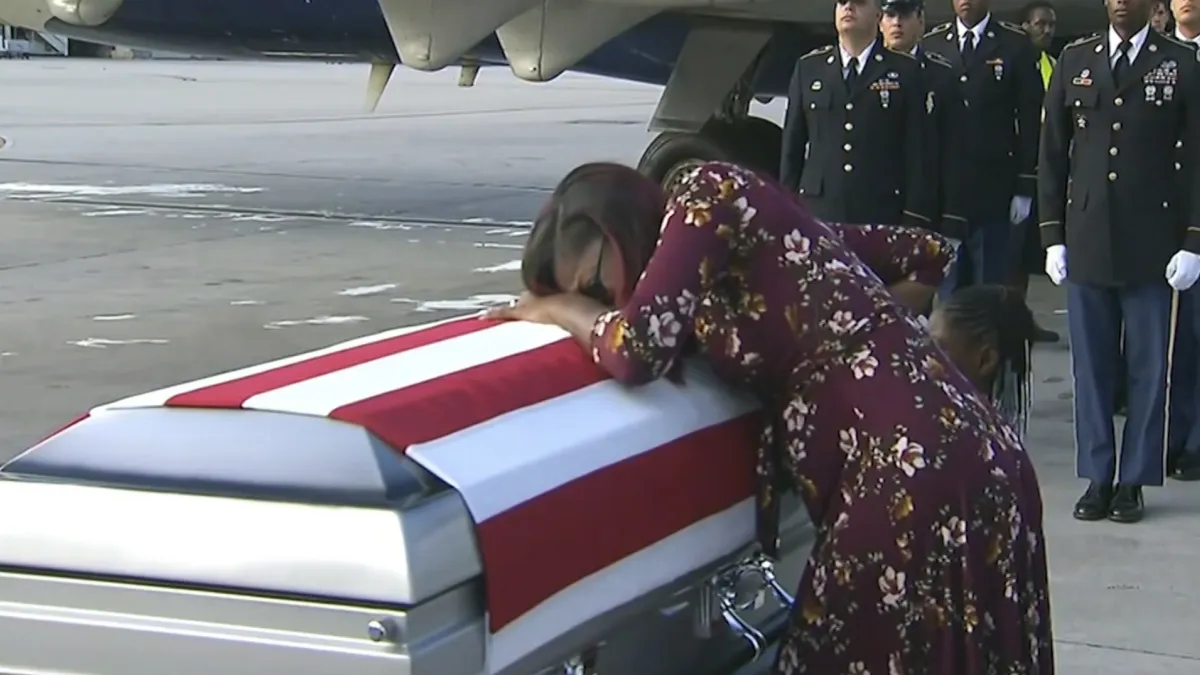 得知丈夫死訊,強生遺孀梅西亞哀痛欲絕。(美聯社)